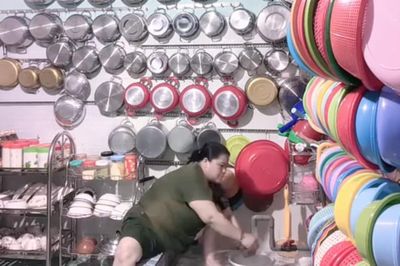 Căn nhà treo hơn trăm cái nồi và rổ ở miền Tây gây sốt