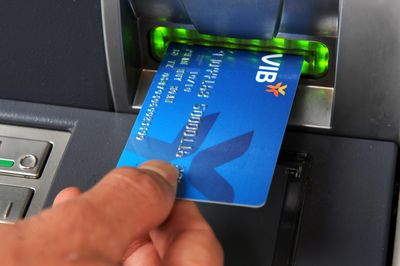 Một nhà băng bắt đầu thu 50.000 đồng/tháng với tài khoản 'ngủ quên'