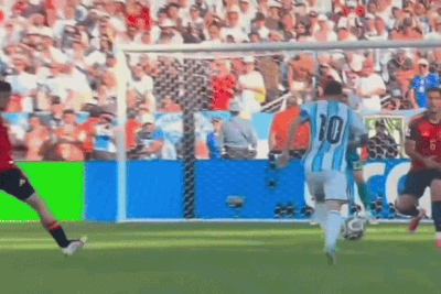Tiền vệ Tây Ban Nha 'khoe' cận cảnh Messi sút bóng trúng mặt