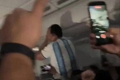 Hành khách Argentina bị phi công Tây Ban Nha lừa đội nhà vô địch World Cup