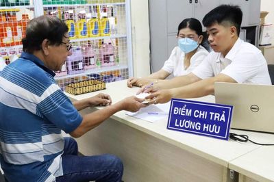 Lương hưu tháng 7 tăng 8%, ai được nhận thêm 300.000 đồng?