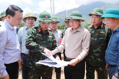 Phó Thủ tướng Chính phủ Hồ Quốc Dũng kiểm tra công tác khắc phục hậu quả mưa lũ tại xã Mường Than