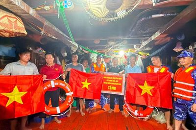 Đồng hành, tiếp sức ngư dân vững tin bám biển