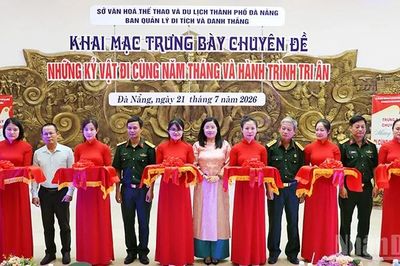 Trưng bày chuyên đề 'Những kỷ vật đi cùng năm tháng và hành trình tri ân'