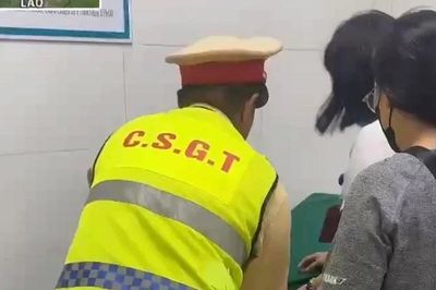 Cảnh sát giao thông Điện Biên kịp thời hỗ trợ đưa cháu bé đi cấp cứu