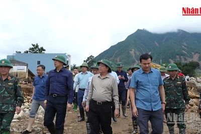 [Video] Phó Thủ tướng Hồ Quốc Dũng chia sẻ mất mát với bà con Mường Than
