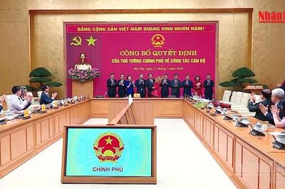 [Video] Thủ tướng trao quyết định giao Quyền Bộ trưởng Bộ Nội vụ và bổ nhiệm Thứ trưởng Thường trực Bộ Dân tộc và Tôn giáo