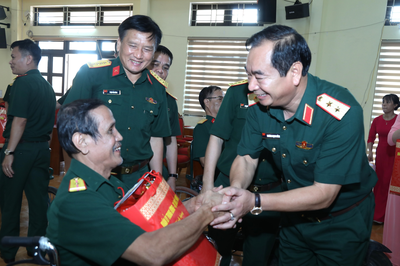 Đoàn công tác Quân ủy Trung ương, Bộ Quốc phòng thăm, tặng quà Trung tâm Điều dưỡng người có công tỉnh Phú Thọ