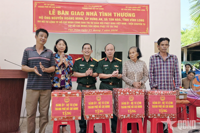 Bộ tư lệnh TP Hồ Chí Minh trao tặng 4 căn 'Nhà tình thương' tại tỉnh Vĩnh Long