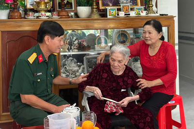 Bộ CHQS tỉnh Cà Mau: Thăm, tặng quà Anh hùng LLVT nhân dân Phạm Thị Bay