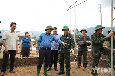 Bí thư Tỉnh ủy Lai Châu thăm hỏi người dân vùng lũ Mường Than