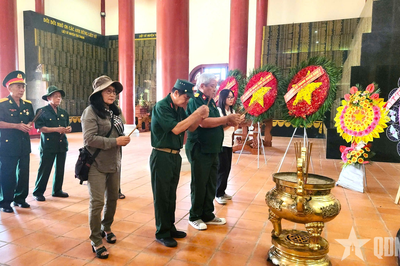 Dâng hương tri ân tại Khu Di tích lịch sử quốc gia khu vực Đồn Long Khốt