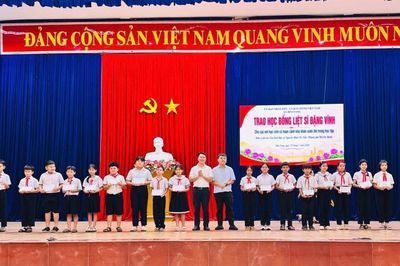 Hơn 100 suất học bổng cho học sinh có hoàn cảnh khó khăn