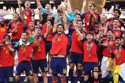FIFA cắt hình Tổng thống Trump khỏi ảnh ăn mừng vô địch World Cup của Tây Ban Nha