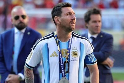 Lionel Messi không cùng tuyển Argentina về nước sau thất bại ở chung kết World Cup