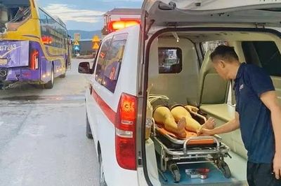 Xe khách dừng bên quốc lộ bị xe cùng chiều tông trúng, nhiều người nhập viện