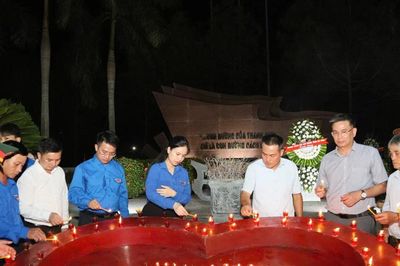 Tuổi trẻ Hà Tĩnh thắp nến tri ân Anh hùng liệt sĩ Lý Tự Trọng