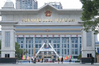 Xuất hiện tình trạng ném 'bom bẩn' trả thù cán bộ hải quan Lào Cai