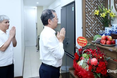Chánh án Nguyễn Văn Quảng thăm hỏi thân nhân liệt sĩ ngành Tòa án