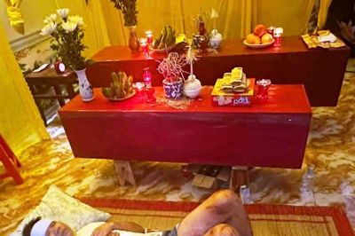 Hình ảnh thắt lòng nơi rốn lũ, người đàn ông nằm bên quan tài vợ con