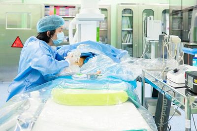 Nam thanh niên bất ngờ gục giữa cuộc họp giao ban sáng, suýt vỡ mạch máu não