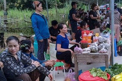 Chợ phiên Tam Văn chiều thứ Năm: Nơi 'cây nhà lá vườn' tạo sinh kế bền vững
