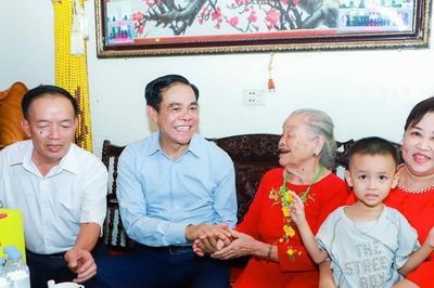 Chủ tịch UBND tỉnh Nghệ An dâng hương tri ân các Anh hùng liệt sĩ, thăm gia đình người có công tại Anh Sơn