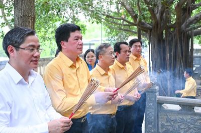 Ủy ban MTTQ tỉnh tri ân Anh hùng liệt sĩ và tặng quà gia đình chính sách nhân dịp 27/7