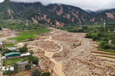 Phó Thủ tướng Hồ Quốc Dũng chia sẻ mất mát với bà con Mường Than
