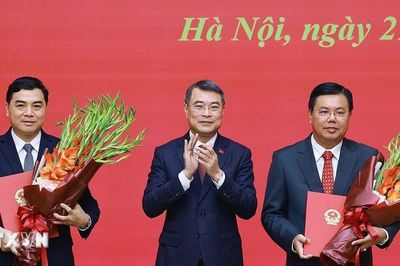 Thủ tướng trao quyết định về công tác cán bộ đối với Bộ Nội vụ và Bộ Dân tộc và Tôn giáo