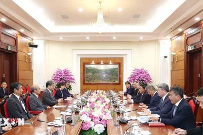 Thường trực Ban Bí thư hội đàm với Quyền Tổng Thư ký Đảng Dân chủ Tự do Nhật Bản