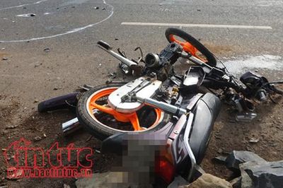 Hai xe 'đấu đầu' khiến 4 người thương vong