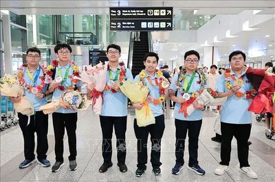 Đoàn Việt Nam trở về sau Kỳ thi Olympic Toán học Quốc tế (IMO) 2026