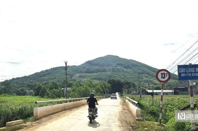 Vụ cầu 13 tấn 'cõng' dàn xe đầu kéo chở đất: Xe dừng hoạt động khi CSGT vào cuộc