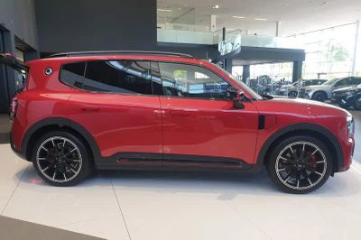 SUV thiết kế thể thao, công suất 637 mã lực, giá từ 1,350 tỷ đồng