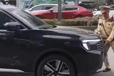 Xác định tài xế lái ô tô đẩy CSGT rồi bỏ chạy ở Hà Nội, công an dựng lại hiện trường