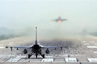 Mỹ không kích miền Nam Iran, ông Trump cảnh báo rắn