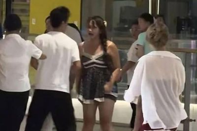 Dắt chó vào trung tâm thương mại, người phụ nữ bị tát vào mặt giữa đám đông