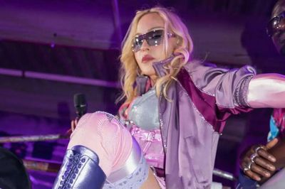 Madonna gây choáng với bộ trang phục đính hàng nghìn viên pha lê tại sân khấu World Cup 2026