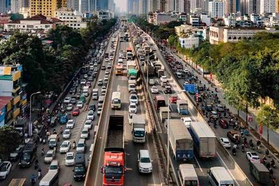 Hà Nội triển khai lộ trình hạn chế xe cá nhân vào trung tâm, ưu tiên phát triển giao thông công cộng