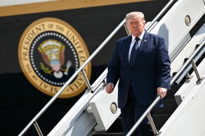 Ông Trump cảnh báo Iran sẽ 'trả giá đắt', Tehran tuyên bố xung đột đã thành 'chiến tranh toàn diện'