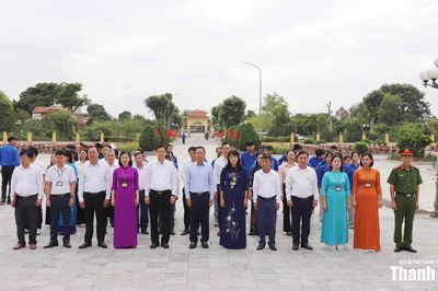Phó Chủ tịch UBND tỉnh Lê Quang Hùng viếng nghĩa trang liệt sĩ; thăm, tặng quà gia đình chính sách