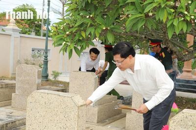 Phó Chủ tịch Thường trực UBND tỉnh Mai Xuân Liêm dâng hương tri ân các Anh hùng liệt sĩ; thăm, tặng quà người có công