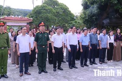 Đoàn công tác của tỉnh viếng nghĩa trang liệt sĩ; thăm, tặng quà gia đình chính sách tại xã Linh Sơn và Đồng Lương