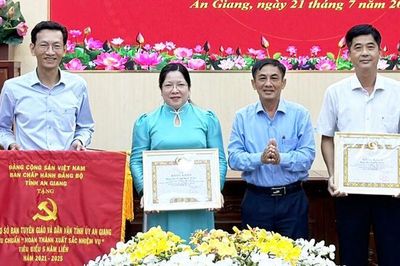 Đảng bộ Ban Tuyên giáo và Dân vận Tỉnh ủy An Giang nhận Cờ thi đua của Ban Thường vụ Tỉnh ủy