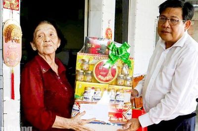 Phó Chủ tịch UBND tỉnh An Giang thăm, tặng quà thương binh tại Tịnh Biên