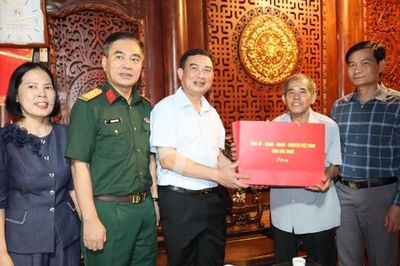Trưởng Ban Nội chính Tỉnh ủy Bắc Ninh thăm, tặng quà người có công tại xã Văn Môn