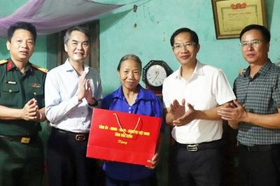 Trưởng Ban Tổ chức Tỉnh ủy Bắc Ninh thăm, tặng quà người có công tại xã Trường Sơn