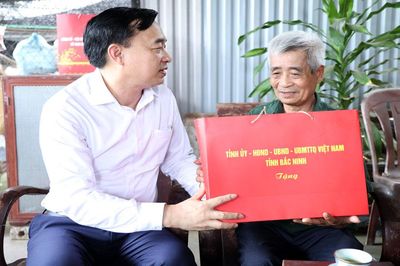 Trưởng Ban Tuyên giáo và Dân vận Tỉnh ủy Bắc Ninh thăm, tặng quà người có công tại xã Biên Sơn