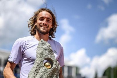 Stefanos Tsitsipas đăng quang tại Gstaad: Chấm dứt 16 tháng khát danh hiệu và lời khẳng định từ vực thẳm